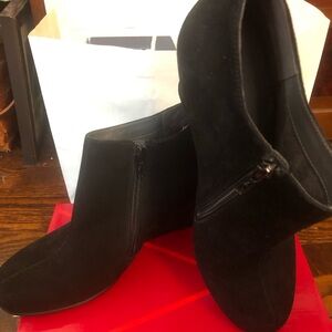 Aerosoles Black Suede “Plum Pie” ankle booties. Size 9.5. BNIB